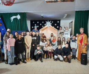 Uczniowie klas 4-8 na wspólnej foografii z aktorami