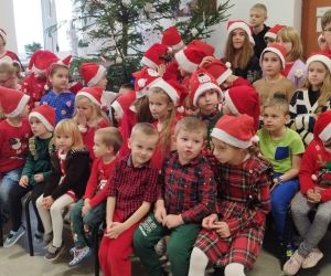 Uczniowie szkoły zgromadzeni przy choince