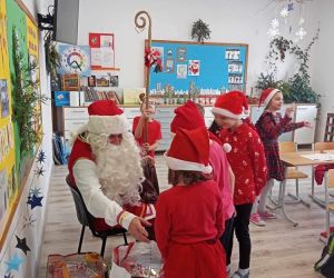 Mikołaj rozdaje prezenty dzieciom z klasy II