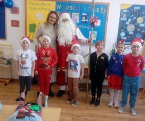 Mikołaj stoi wśród dzieci z klasy I