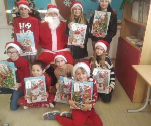 Mikołaj stoi wśród dzieci z klasy III