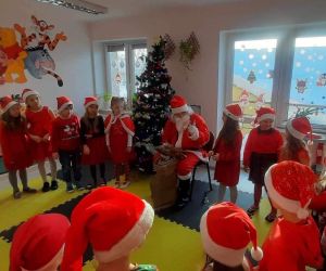 Mikołaj rozdaje prezenty dzieciom z oddziału przedszkolnego