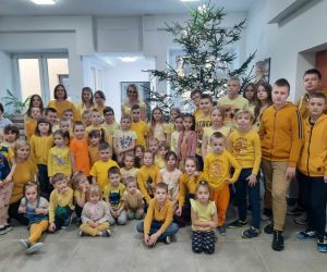 Uczniowie szkoły w żółtych ubraniach
