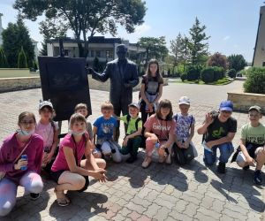 Uczniowie klasy V przy pomniku profesora Wiktora Zina