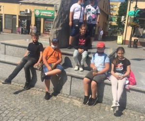 Uczniowie klasy IV i VI przy pomniku Polskiego Państwa Podziemnego