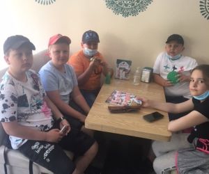 Uczniowie klasy IV przy stoliku w restauracji