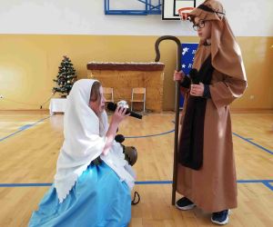 Uczniowie przebrani za Maryję i Józefa