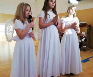 Trzy uczennice przebrane za aniołki