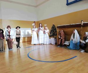 Uczniowie przebrani za pasterzy, aniołki, babcię oraz Maryję i Józefa