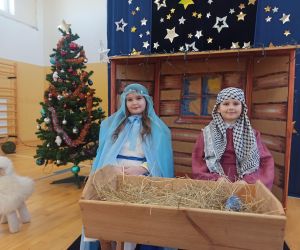 Józef i Maryja siedzący przy żłóbku w stajence