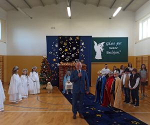 Pan Dyrektor przemawia do zebranych