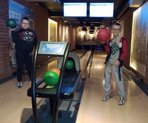 Dwaj chłopcy trzymający kule w ręku