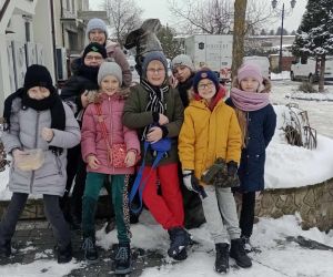  Pozowanie dzieci do wspólnego zdjęcia przy kręgielni