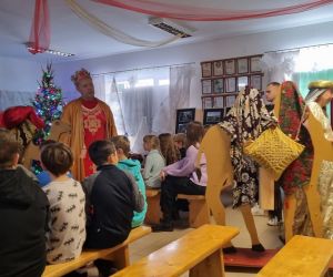  Trzej królowie prowadzą wielbłądy