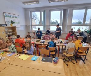 Dzieci słuchają instrukcji Pani Gosi jak wykonywać kartkę