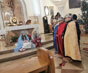 Trzej Królowie przybywają do stajenki.