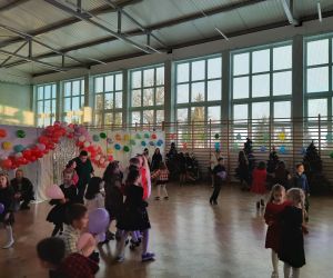 Uczniowie podczas zabawy choinkowej