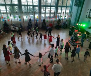 Widok z góry na tańczące dzieci