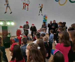 Mikołaj wręcza prezenty dzieciom