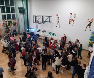 Widok z góry na Mikołaja wręczającego prezenty