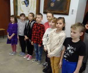 Uczniowie klasy drugiej stoją w szeregu