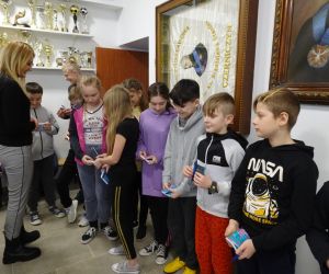 Pani Dyrektor rozdaje nagrody rzeczowe uczniom klasy piątej