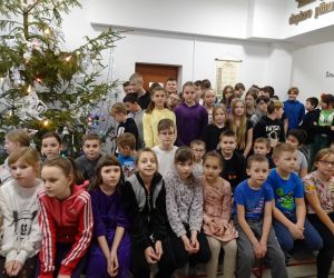 Uczniowie szkoły zgromadzeni na szkolnym korytarzu