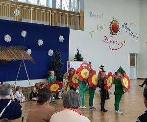 Przedszkolaki w tańcu kwiatów