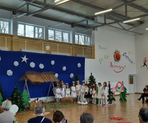 Uczniowie w wykonaniu jasełek