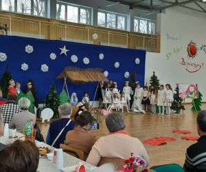 Uczniowie podczas jasełek