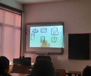 Uczniowie oglądają animacje związane z zagrożeniami ze strony hazardu