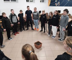 Grupa uczniów podczas zabawy dotyczącej tolerancji