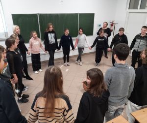 Grupa uczniów i nauczycielka podczas zabawy integracyjnej