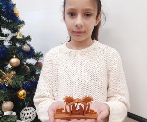 Uczennica trzyma szopkę 3D