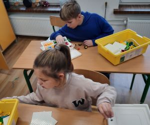 Uczniowie budują z klocków lego