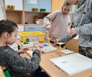 Uczniowie dyskutują nad rozwiązaniem z klocków