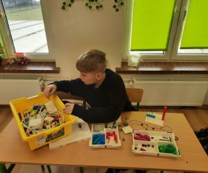 Uczeń buduje z klocków lego