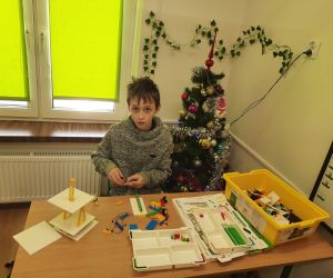 Uczeń buduje piętrową konstrukcję