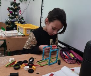 Uczennica podczas pracy 