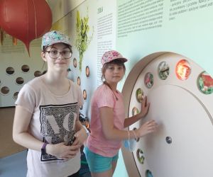 Dwie uczennice klasy V przy ekspozycji muzealnej