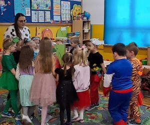 Dzieci tańczą z Panią w kółeczku.