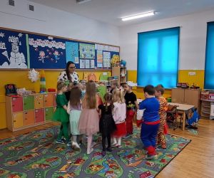 Dzieci tańczą z Panią w kółeczku.