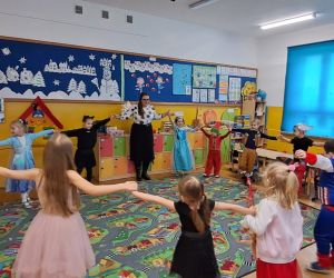 Dzieci tańczą z Panią w kółeczku.