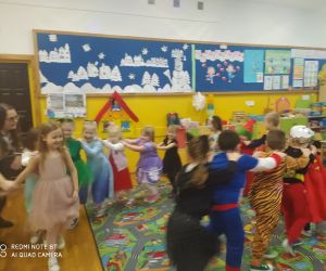 Dzieci tańczą trzymając się w rytm zabawy 