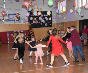 Tańczący uczniowie w kółeczku