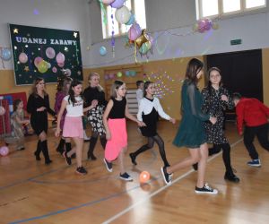 Taniec Belgijka w wykonaniu nauczycieli i uczniów