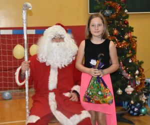 Wręczenie prezentu od Mikołaja