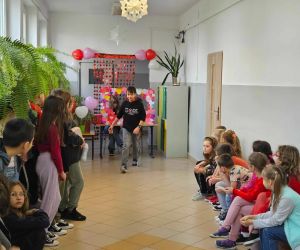  Odebranie kartki walentynkowej od Świętego Walentego przez ucznia.