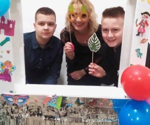 Nauczycielka z uczniami w fotobudce