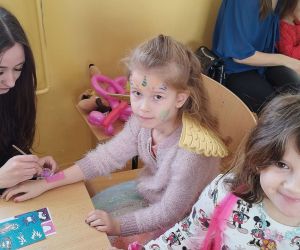 Jedna z mam maluje tatuaże dzieciom